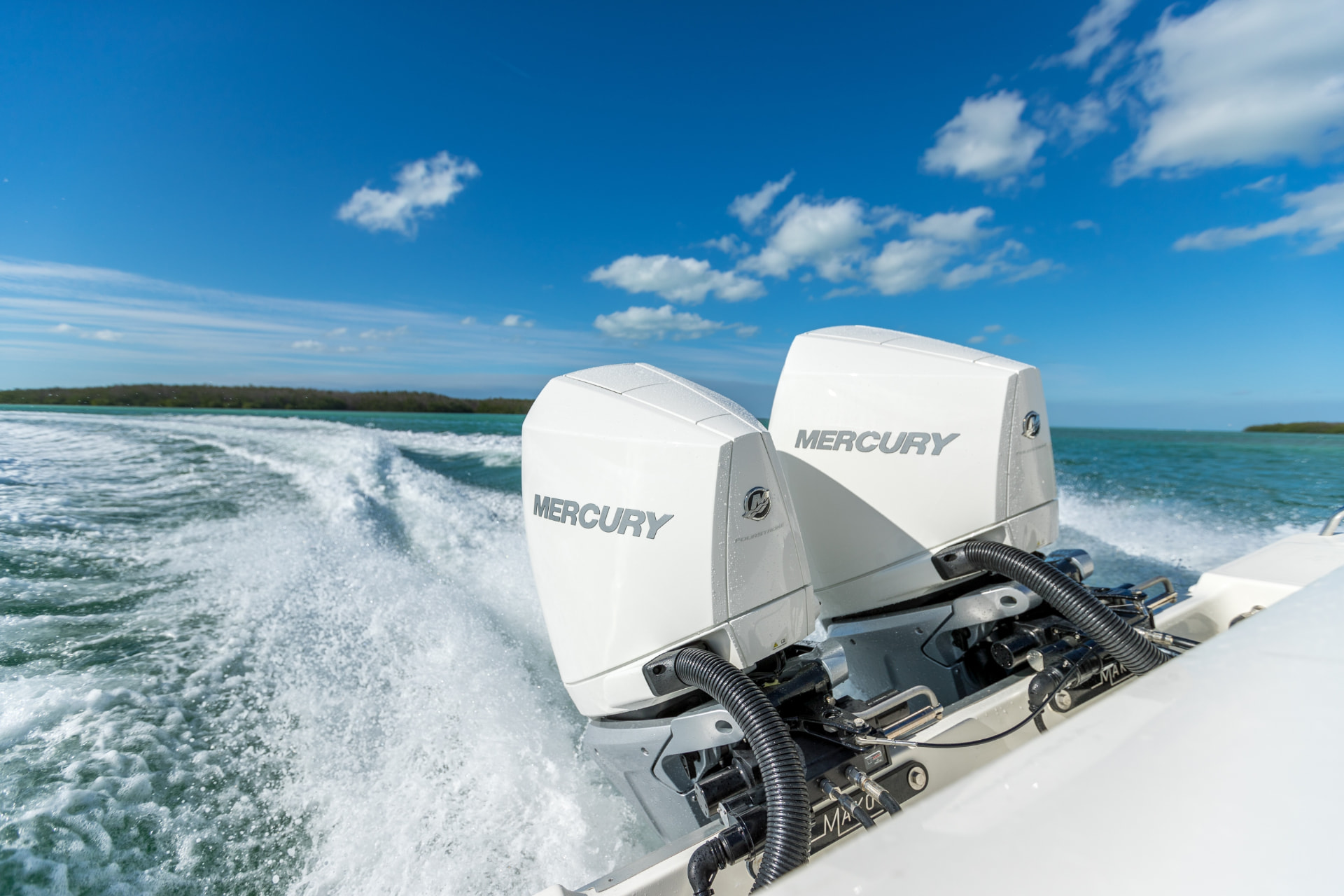 Motores fuera de borda Mercury navegando en el mar